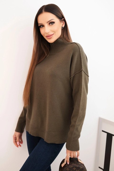 Sweter damski wiskozowy z prążkowanym półgolfem i luźnym fasonem khaki Sweter damski wiskozowy z prążkowanym półgolfem i luźnym fasonem khaki