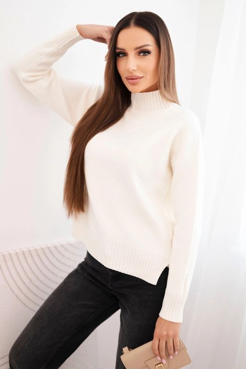 Sweter damski z półgolfem wiskozowy o luźnym kroju ecru Sweter damski z półgolfem wiskozowy o luźnym kroju ecru