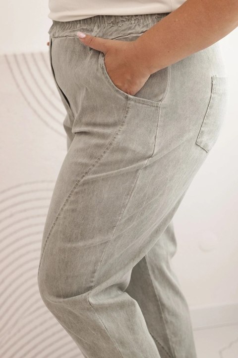 Spodnie damskie dekatyzowane Plus Size z gumką i kieszeniami beżowe Spodnie damskie dekatyzowane Plus Size z gumką i kieszeniami beżowe