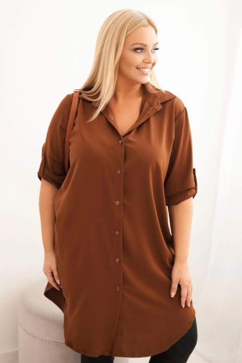 Sukienka damska koszulowa Plus Size z dłuższym tyłem i podwijanym rękawem ciemno camelowa Sukienka damska koszulowa Plus Size z dłuższym tyłem i podwijanym rękawem ciemno camelowa
