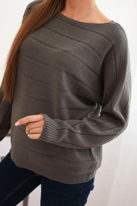 Sweter damski wiskozowy z ażurowym wzorem i długim rękawem khaki Sweter damski wiskozowy z ażurowym wzorem i długim rękawem khaki