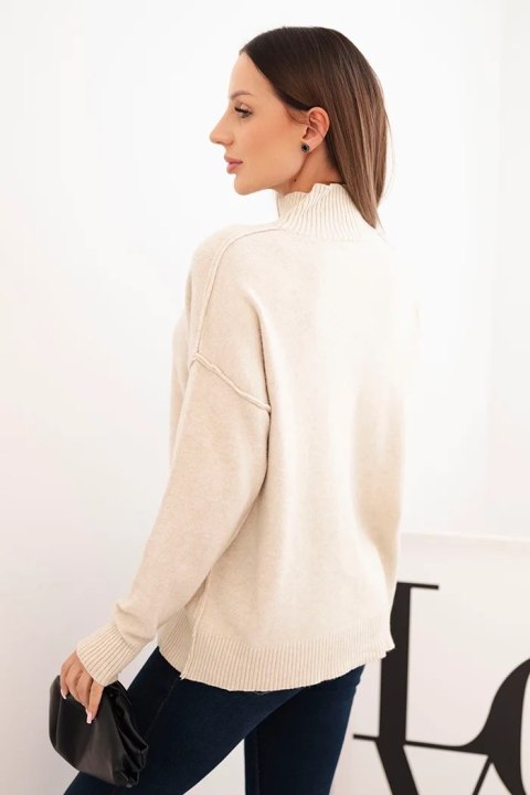 Sweter damski wiskozowy z prążkowanym półgolfem i luźnym fasonem beżowy Sweter damski wiskozowy z prążkowanym półgolfem i luźnym fasonem beżowy