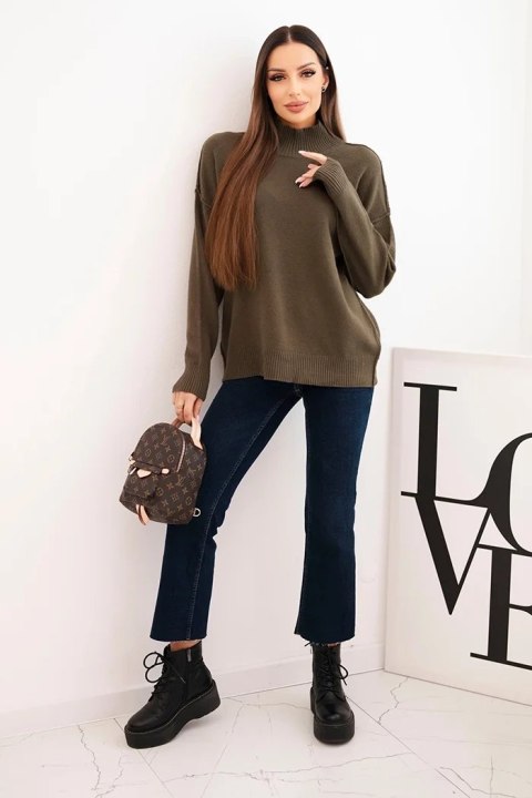 Sweter damski wiskozowy z prążkowanym półgolfem i luźnym fasonem khaki Sweter damski wiskozowy z prążkowanym półgolfem i luźnym fasonem khaki