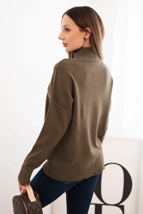 Sweter damski wiskozowy z prążkowanym półgolfem i luźnym fasonem khaki Sweter damski wiskozowy z prążkowanym półgolfem i luźnym fasonem khaki