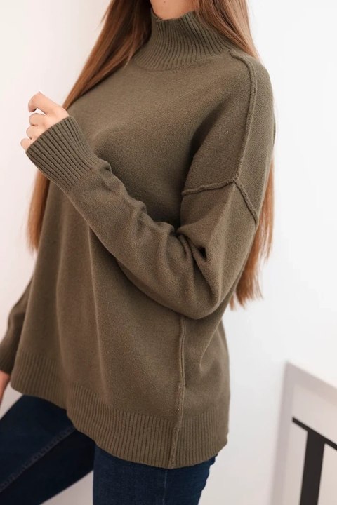 Sweter damski wiskozowy z prążkowanym półgolfem i luźnym fasonem khaki Sweter damski wiskozowy z prążkowanym półgolfem i luźnym fasonem khaki
