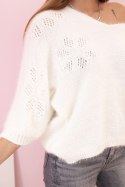 Sweter damski z moheru o luźnym kroju i dekolcie w serek ecru  