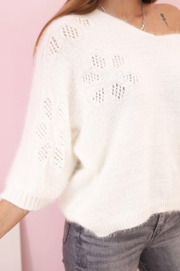Sweter damski z moheru o luźnym kroju i dekolcie w serek ecru  