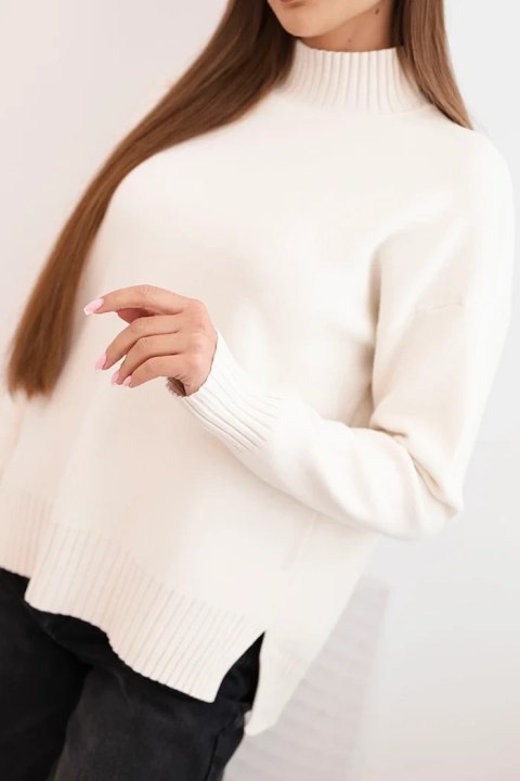 Sweter damski z półgolfem wiskozowy o luźnym kroju beżowy Sweter damski z półgolfem wiskozowy o luźnym kroju beżowy