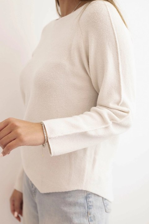 Sweterek damski  z wiskozy z długim rękawem i okrągłym dekoltem beżowy  