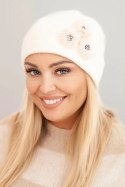 Czapka damska z ozdobnymi futrzanymi kwiatami elegancka ecru