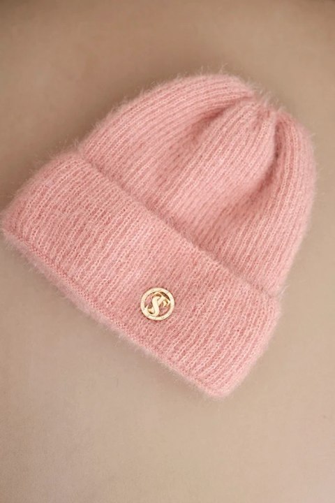Czapka damska zimowa puszysta z ozdobnym guzikiem jasny pudrowy róż Czapka damska zimowa puszysta z ozdobnym guzikiem jasny pudrowy róż