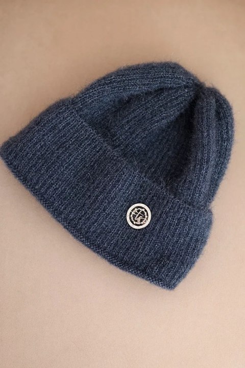 Czapka damska zimowa puszysta z ozdobnym guzikiem jeansowa Czapka damska zimowa puszysta z ozdobnym guzikiem jeansowa