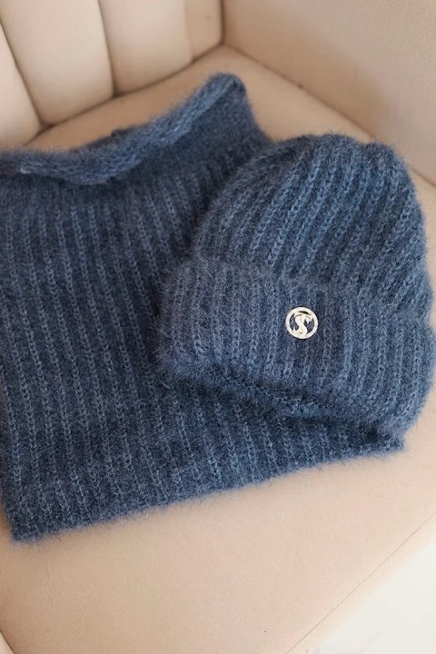 Komplet damski czapka i komin zimowy puszysty z ozdobnym emblematem jeansowy Komplet damski czapka i komin zimowy puszysty z ozdobnym emblematem jeansowy