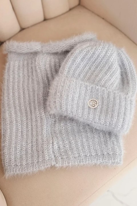 Komplet damski czapka i komin zimowy puszysty z ozdobnym emblematem szary Komplet damski czapka i komin zimowy puszysty z ozdobnym emblematem szary