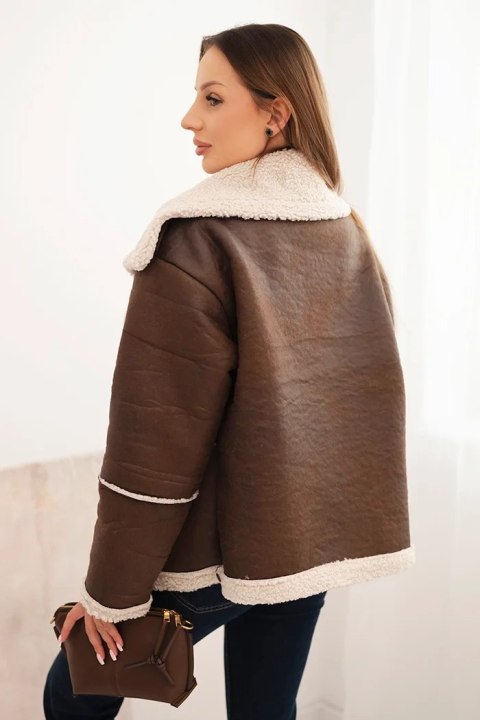 Kurtka damska Plus Size ocieplana z barankiem i guzikami krótki fason brązowa Kurtka damska Plus Size ocieplana z barankiem i guzikami krótki fason brązowa
