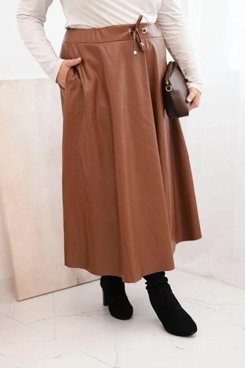 Spódnica damska Plus Size z ekoskóry z gumką i troczkiem w pasie camelowa Spódnica damska Plus Size z ekoskóry z gumką i troczkiem w pasie camelowa