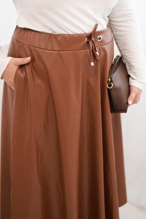 Spódnica damska Plus Size z ekoskóry z gumką i troczkiem w pasie camelowa Spódnica damska Plus Size z ekoskóry z gumką i troczkiem w pasie camelowa