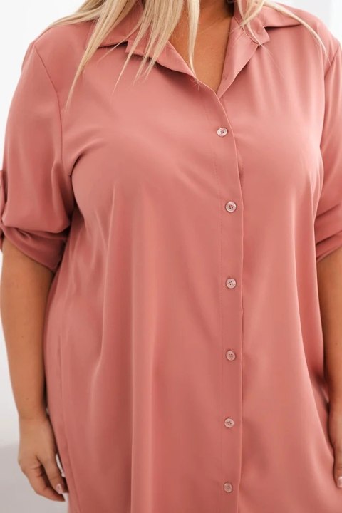 Sukienka damska koszulowa Plus Size z dłuższym tyłem i podwijanym rękawem ciemny pudrowy róż Sukienka damska koszulowa Plus Size z dłuższym tyłem i podwijanym rękawem ciemny pudrowy róż