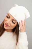 Czapka damska klasyczna z miękkiej dzianiny z dekoracyjną blaszką ecru