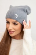 Czapka damska klasyczna z miękkiej dzianiny z dekoracyjną blaszką szara