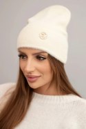 Czapka damska miękka z puszystej dzianiny z ozdobną blaszką beżowa