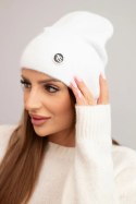 Czapka damska miękka z puszystej dzianiny z ozdobną blaszką biała