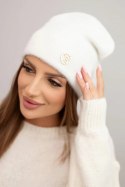Czapka damska miękka z puszystej dzianiny z ozdobną blaszką ecru