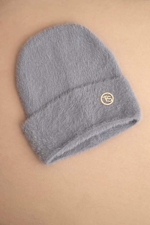 Czapka damska miękka z puszystej dzianiny z ozdobną blaszką szara Czapka damska miękka z puszystej dzianiny z ozdobną blaszką szara