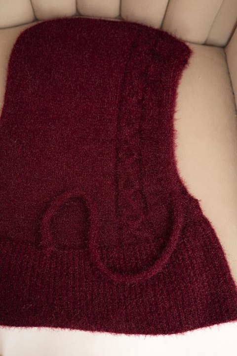 Czapka kaptur damski z wiązaniem i warkoczowym splotem bordowa