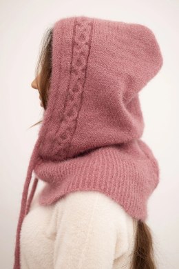 Czapka kaptur damski z wiązaniem i warkoczowym splotem ciemno różowa