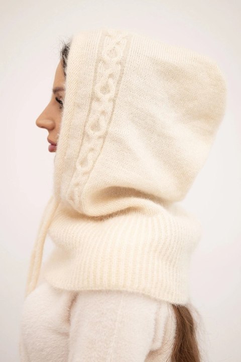 Czapka kaptur damski z wiązaniem i warkoczowym splotem ecru