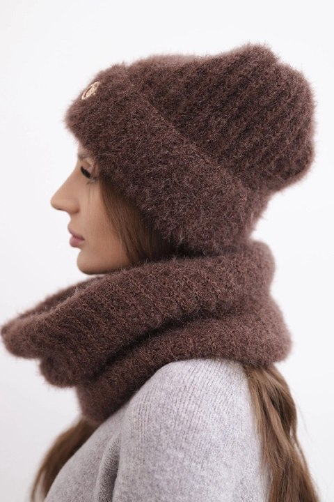Komplet damski czapka i komin zimowy puszysty z ozdobnym emblematem brązowy
