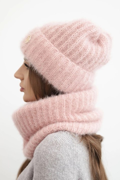 Komplet damski czapka i komin zimowy puszysty z ozdobnym emblematem pudrowy róż