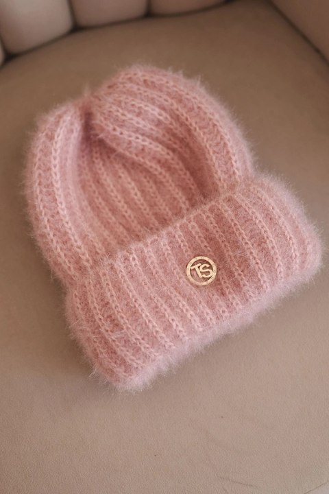 Komplet damski czapka i komin zimowy puszysty z ozdobnym emblematem pudrowy róż