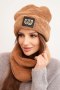 Komplet damski polarowy czapka i komin z ozdobną naszywką camelowy