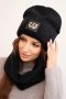 Komplet damski polarowy czapka i komin z ozdobną naszywką czarny