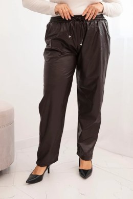 Spodnie damskie Plus Size z ekoskóry z wysokim stanem i gumką w pasie brązowe