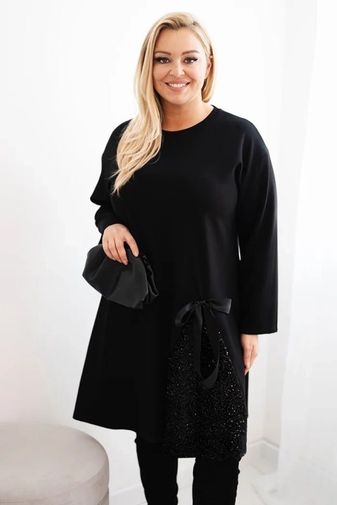 Sukienka damska Plus Size z ozdobną wstawką z cekinami czarna Sukienka damska Plus Size z ozdobną wstawką z cekinami czarna
