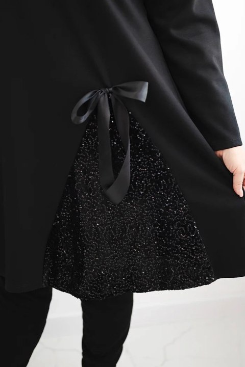 Sukienka damska Plus Size z ozdobną wstawką z cekinami czarna Sukienka damska Plus Size z ozdobną wstawką z cekinami czarna