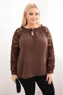 Bluzka damska Plus Size z koronkowym rękawem i ozdobnym dekoltem brązowa