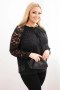 Bluzka damska Plus Size z koronkowym rękawem i ozdobnym dekoltem czarna