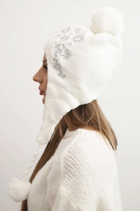 Czapka damska zimowa uszatka z pomponami K431 biała