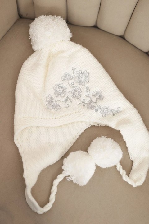 Czapka damska zimowa uszatka z pomponami K431 biała