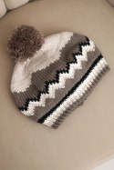 Czapka damska zimowa wełniana z pomponem i kolorowym wzorem K435 beżowa + cappucino