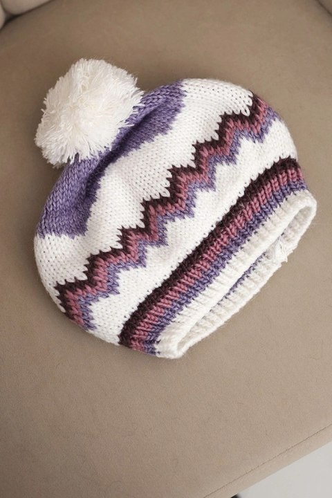Czapka damska zimowa wełniana z pomponem i kolorowym wzorem K435 fioletowa + biała