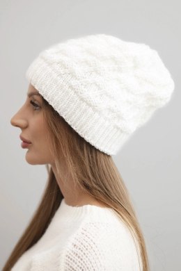 Czapka damska zimowa wełniany z ozdobnym splotem K430 biała