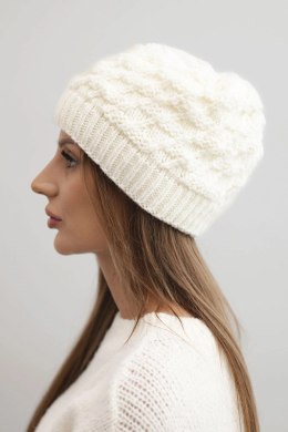 Czapka damska zimowa wełniany z ozdobnym splotem K430 ciemne ecru