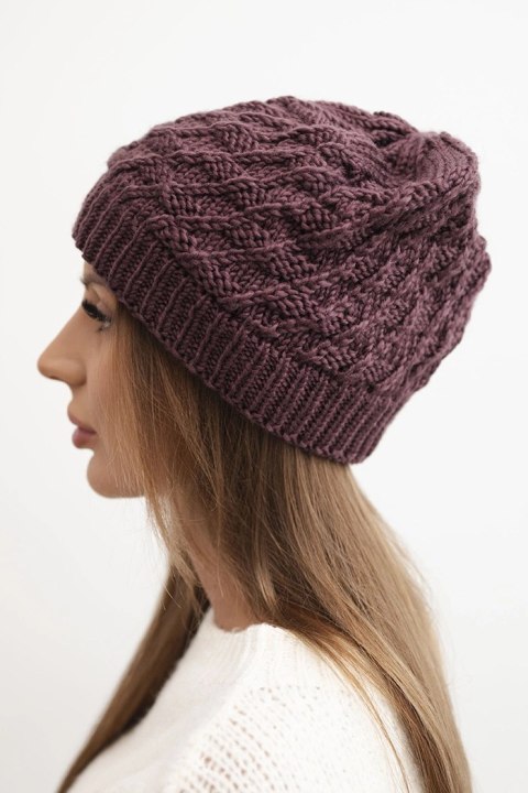 Czapka damska zimowa wełniany z ozdobnym splotem K430 śliwkowa