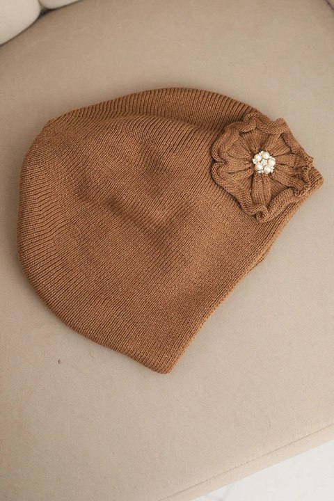 Czapka damska zimowa z ozdobnym kwiatem i perełkami K421 camelowa