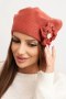 Czapka damska zimowa z ozdobnym kwiatem i perełkami K421 ruda